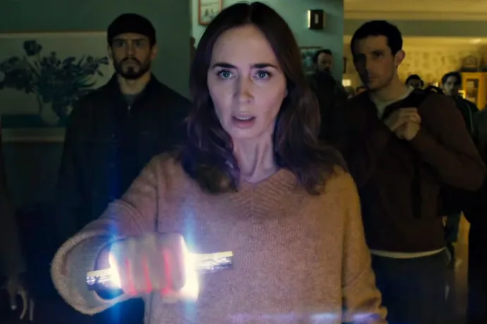 Tommy Martinez, Emily Blunt és Josh O'Connor – Fotó: UPI Media