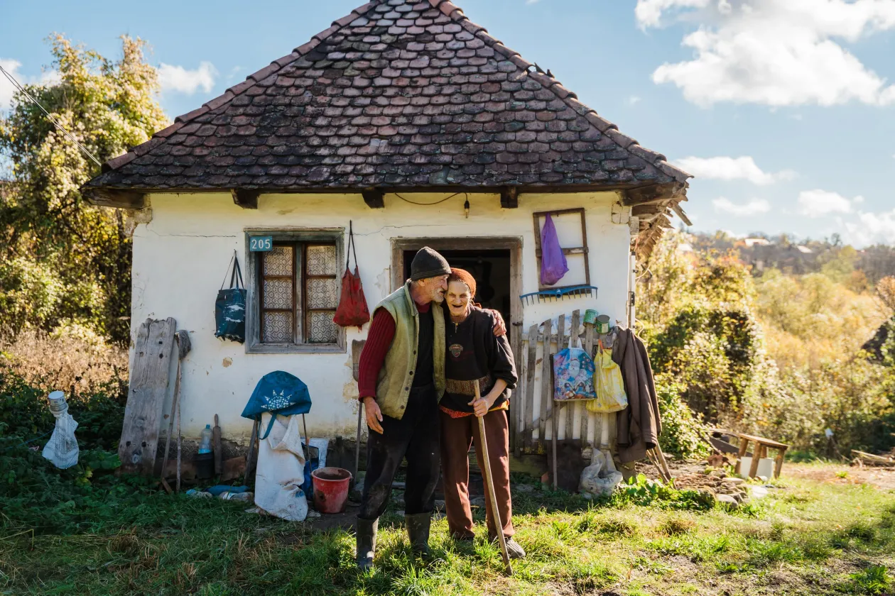 Márton és Olga idős korukban találtak egymásra a székelyföldi Siklódon, a harangozó lánya pedig a barátnőivel csetel Küsmödön – Fotó: Mohos Zsófia