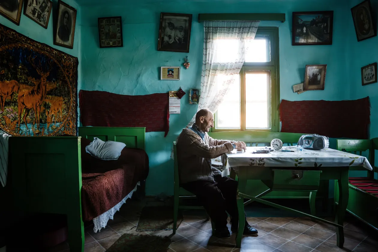 János bácsi születése óta ebben a kászoni házban él, ma már egyedül; Erzsébet 1979 óta dolgozik szövőszéken, édesanyjától tanulta – Fotó: Mohos Zsófia