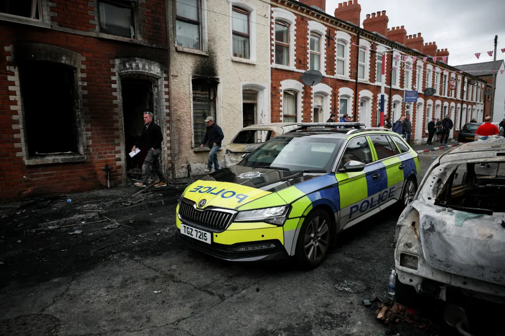 Keir Starmer elítélte a belfasti zavargások felbujtóit, lezajlott a támadó első bírósági meghallgatása