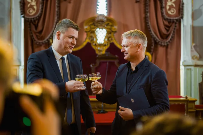 Stumpf Péter (b) és Gajda Attila szegedi országgyűlési képviselők Városházán április 23-án, megbízóleveleik átvétele után – Fotó: Bálint András / Szegeder