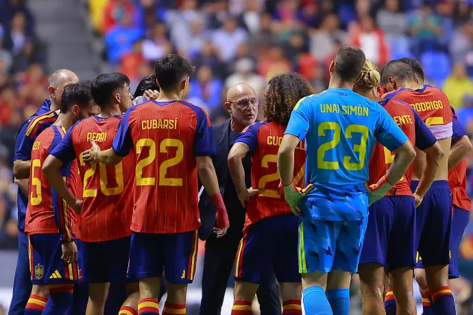 A spanyol csapat és Luis de la Fuente szövetségi kapitány a Spanyolország–Peru felkészülési meccsen, a mexikói Pueblában, 2026. június 8-án – Fotó: Cesar Gomez / Jam Media / Getty Images