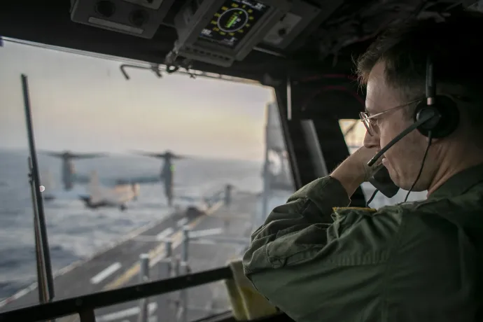 Egy amerikai katona a USS Tripoli hadihajó fedélzetén a Hormuzi-szoros közelében 2026. május 5-én – Fotó: U.S. Navy