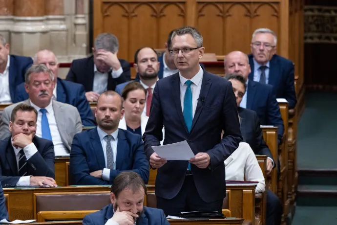 Rétvári Bence az Országgyűlés június 8-i ülésén – Fotó: Bődey János / Telex