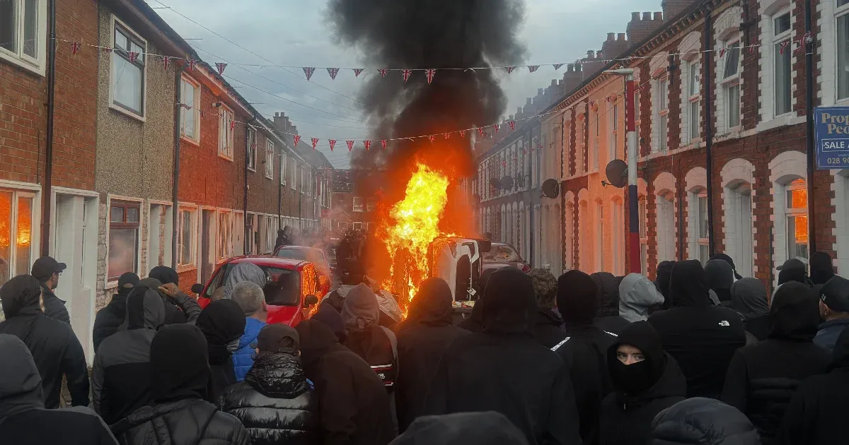 Zavargások Belfastban: Erőszak és feszültség a késes támadást követően