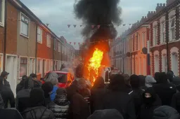 Felgyújtott házak, betört ablakok, városszerte lángoló autók