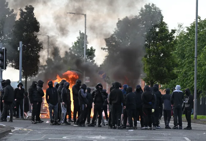 Maszkos fiatalok Belfastban 2026. június 9-én – Fotó: Charles McQuillan / Getty Images