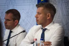 A kormány leszedeti a nemzeti hitvallás szövegét a közintézményekben, megszűnik a kriptovaluták kriminalizációja