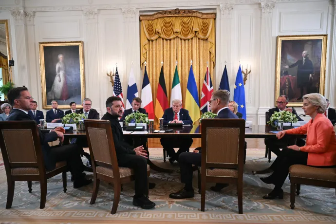 Zelenszkij ukrán elnök, európai vezetők és a NATO főtitkára tárgyal Donald Trumppal Washingtonban 2025. augusztus 18-án az orosz offenzíva befejezésének lehetőségeiről – Fotó: Andrew Caballero-Reynolds / AFP