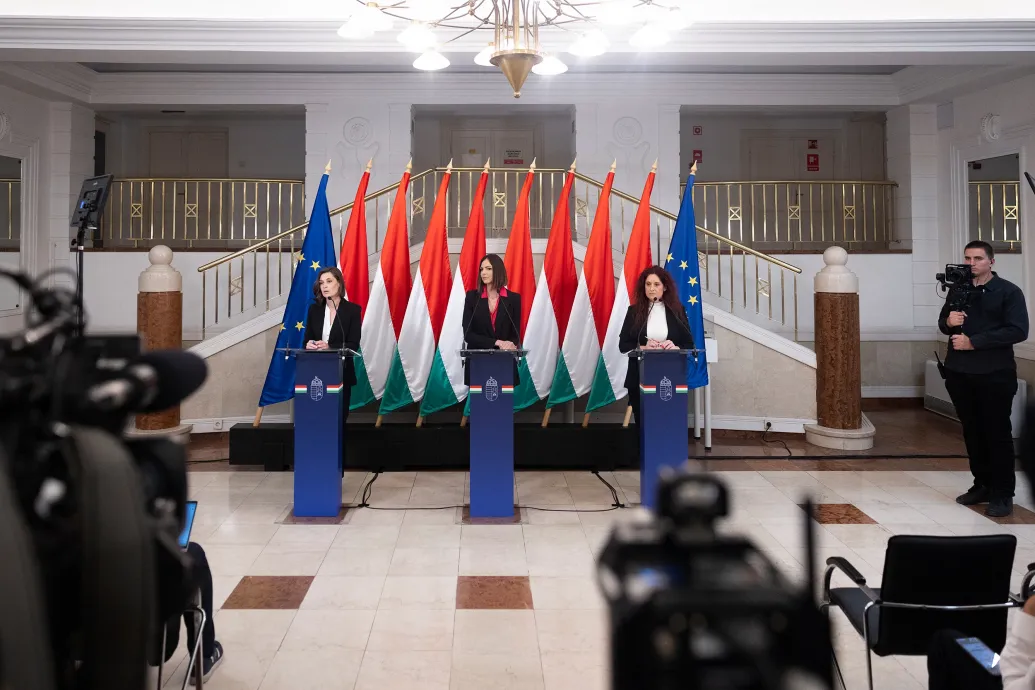 Kezdődik a kormányszóvivői tájékoztató, Magyar Péter is jelen van