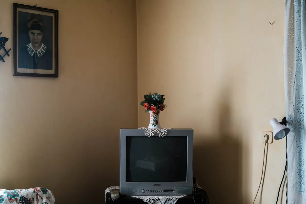 Aki nem tudja emelni karját a fésülködéshez, annak levágják a haját (Küsmöd, Székelyföld); az elmaradhatatlan csipke a tévé tetején – Fotó: Mohos Zsófia
