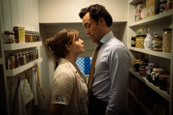Bella Maclean és Alex Hassel – Fotó: Disney
