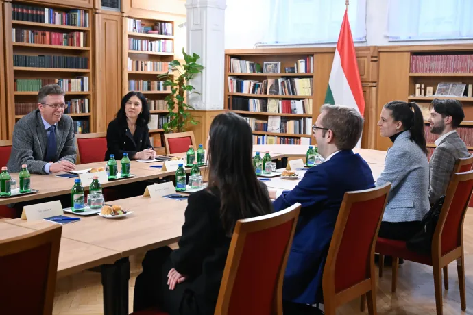 Hankó Balázs kultúráért és innovációért felelős miniszter és Szalai Zoltán, az MCC főigazgatója megbeszélést folytat a szaktárca és a Mathias Corvinus Collegium Alapítvány együttműködési megállapodásának aláírása előtt a Kulturális és Innovációs Minisztériumban 2026. február 5-én – Fotó: Bruzák Noémi / MTI