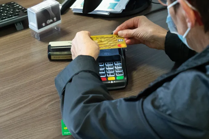 „Átnyújtotta a magántelefonszámát egy fénymásolt cetlin” – az orvosbárók terepe lett a magánszektor