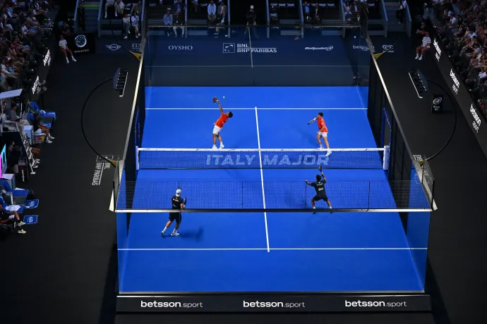 A spanyol Arturo Coello és az argentin Agustín Tapia párosa a spanyol Alejandro Galánnal és az argentin Federico Chingottóval mérkőzik meg a férfi BNL Italy Major Premier Padel Rome döntőjében a Foro Italico sportközpontban 2026. június 7-én Rómában – Fotó: Marco Mantovani / Getty Images