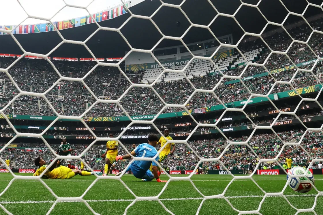 Elkezdődött a foci-vb: Mexikó–Dél-Afrika 2-0