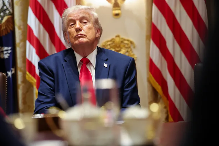 Trump nagyon kemény csapással fenyegetett, aztán órákkal később már ott tartott, hogy aláírhatnak egy megállapodást