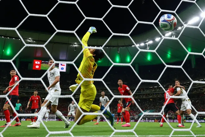 Óriási bedobásból szereztek gólt a csehek, de gyorsan jött a vb első fordítása