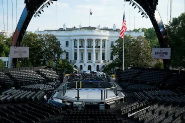 Trump ketrecharcos önünneplése a Fehér Ház kertjében még saját választóiban is visszatetszést kelt