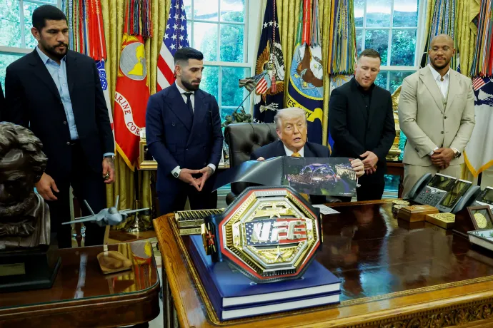 Donald Trump látványterveket mutat az Ovális Irodában 2026. május 6-án, az eseményt bejelentő sajtótájékoztatón. Mellette Alex Pereira, Ilia Topuria, Justin Gaethje és Ciryl Gane – Fotó: Anna Moneymaker / Getty Images