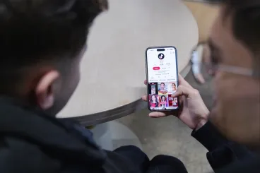 Milliókat kerestek a TikTokkal és a YouTube-bal, gyerekeik bankszámláira utaltatták a bevétel egy részét