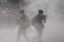 Molotov-koktélokkal próbált betörni a vb nyitómeccsére egy kapucnis csoport