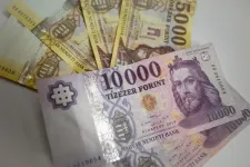 Négy és fél éves csúcson a forint az euróval szemben