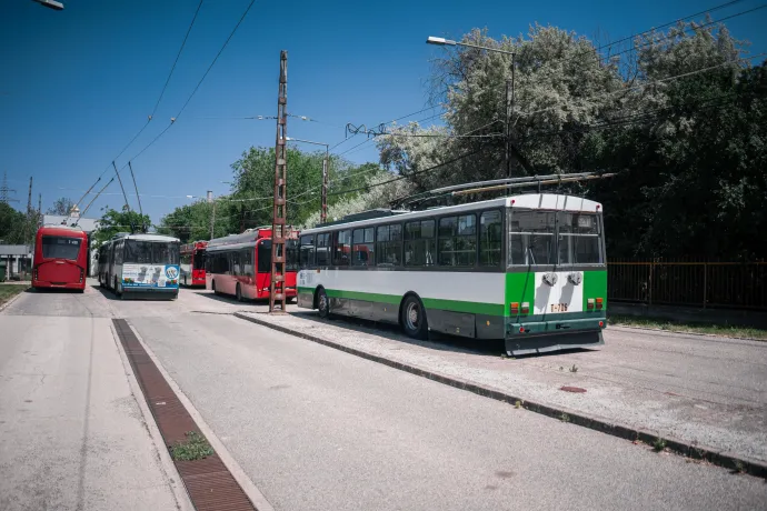 A régi Škoda trolik színben is jól elkülönülnek: nem kaptak piros festést. Fotó: Bálint András / Szegeder / Telex