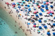 Egy szardíniai strandon a 10 és 65 év közöttiek kénytelenek lesznek lemondani a napernyőkről