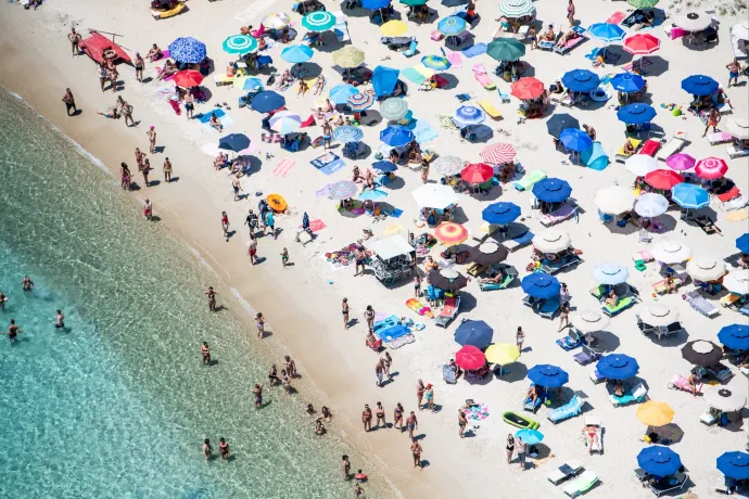 Egy szardíniai strandon a 10 és 65 év közöttiek kénytelenek lesznek lemondani a napernyőkről
