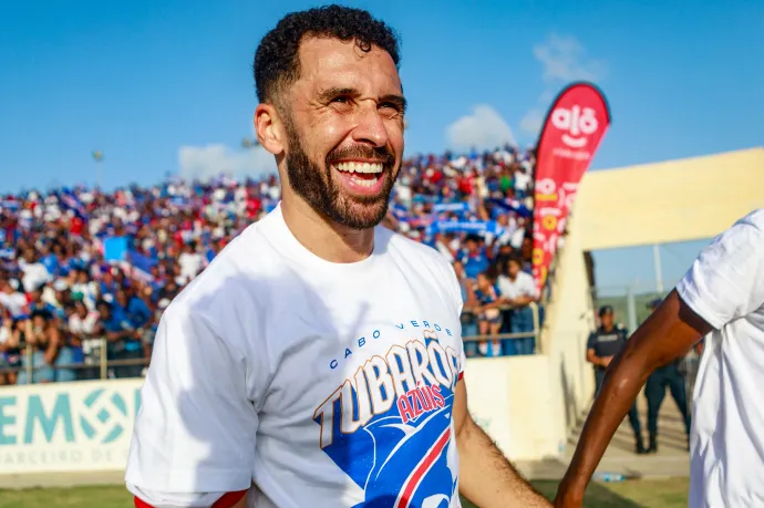Roberto Lopes örül a győzelemnek a zöld-foki-szigeteki Praiában található Estádio Nacional de Cabo Verde stadionban 2025. október 13-án, miután Eswatini csapatát legyőzve kijutottak a világbajnokságra – Fotó: Cristiano Barbosa / Sportsfile / Getty Images
