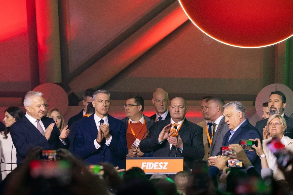 Egy évet kap Orbán arra, hogy gatyába rázza a padlóra került Fideszt