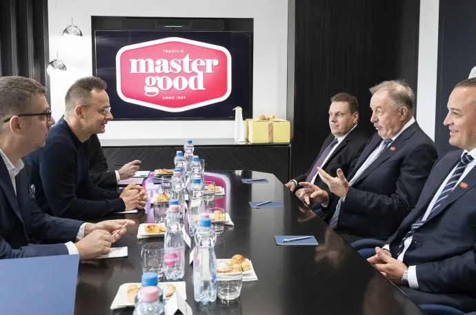 Szijjártó Péter külgazdasági és külügyminiszter és id. Bárány László ügyvezető-tulajdonos megbeszélése a Master Good Kft. beruházásbejelentő rendezvénye előtt Kisvárdán 2026. február 20-án – Fotó: Balázs Attila / MTI
