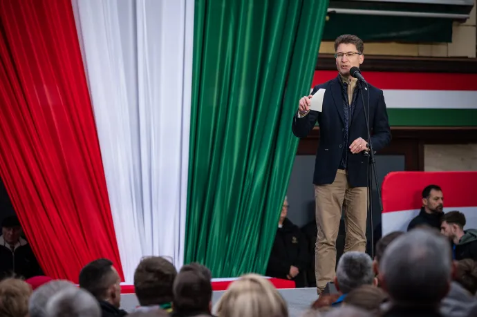 Cser-Palkovics András polgármester beszél Orbán Viktor országjárásának székesfehérvári állomásán, a Városház téren 2026. április 10-én – Fotó: Alföldi Dániel István / Telex