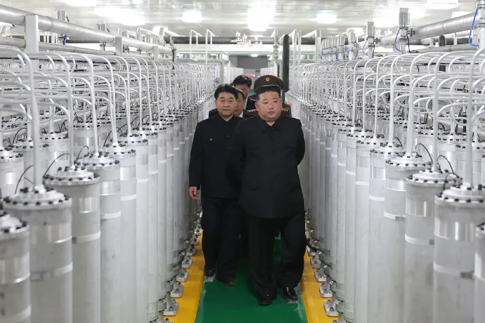 Az észak-koreai állami hírügynökség, a KCNA által 2026. június 4-én közzétett felvételen Kim Dzsongun megtekint egy újonnan átadott nukleáris anyagokat gyártó üzemet – Fotó: STR / KCNA / KNS / AFP