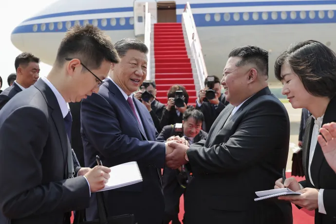 Kim Dzsongun észak-koreai vezető búcsút vesz Hszi Csin-ping kínai elnöktől a látogatás végén 2026. június 9-én – Fotó: STR / KCNA / KNS / AFP