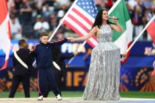 Katy Perry és egy tízéves norvég kisfiú előadásával indult a foci-vb Amerikában