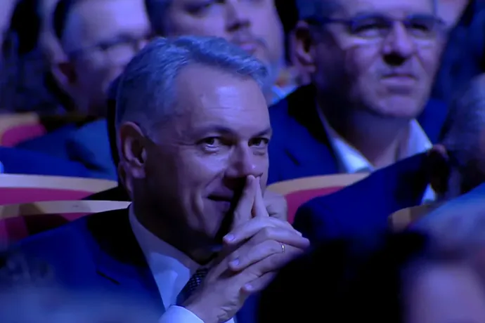 Lázár János figyeli Isky Annamária felszólalását – Forrás: Hír TV