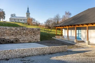 Elég volt a pesti nyüzsgésből és inkább a tyúkok közé költöztek a magyar hírességek