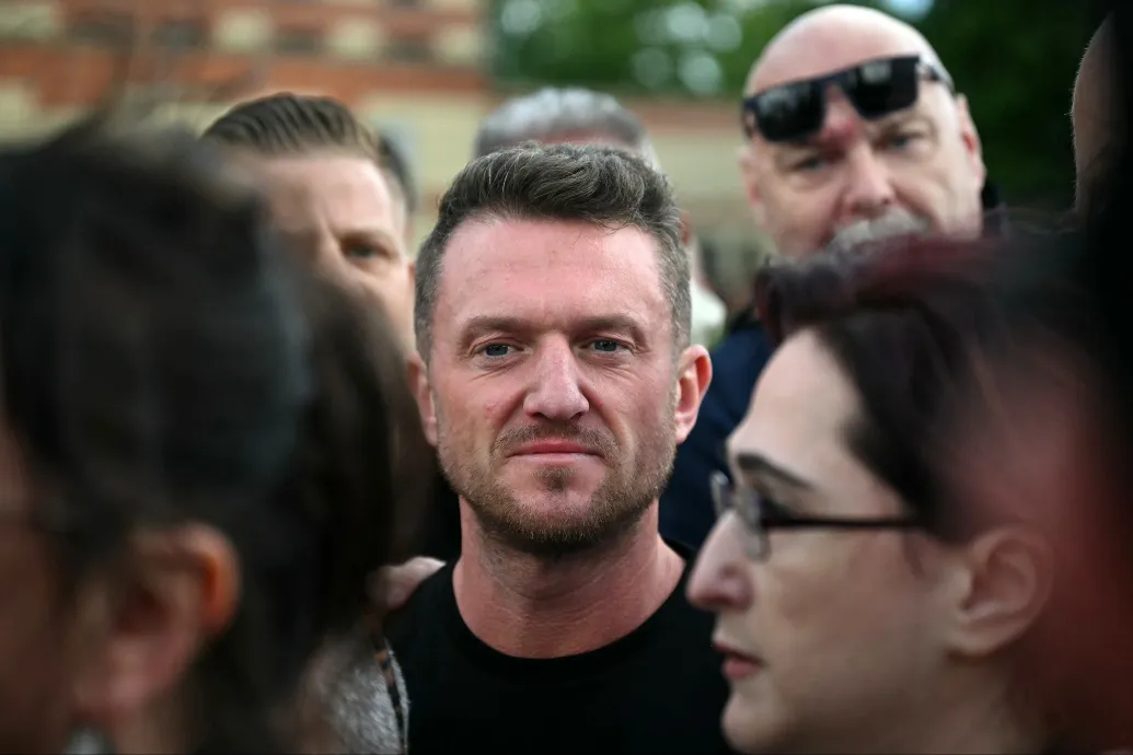 A Heathrow repülőtéren vették őrizetbe Tommy Robinson szélsőjobboldali brit aktivistát