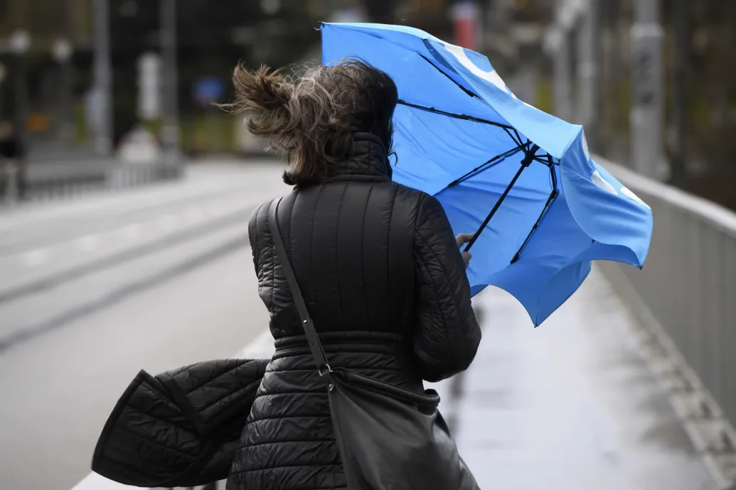 Esernyőkifordító idő volt szombaton, Győrnél a napi szélrekord is megdőlt