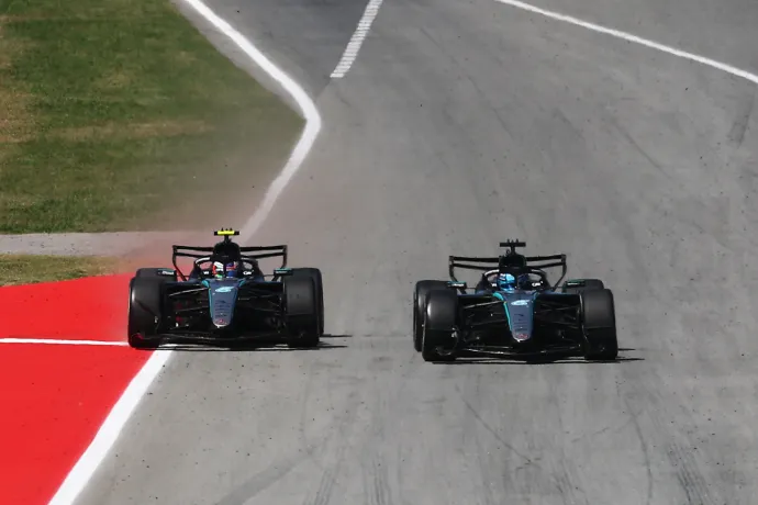 A két Mercedes nagy csatában volt Barcelonában – Fotó: Clive Mason / Getty Images