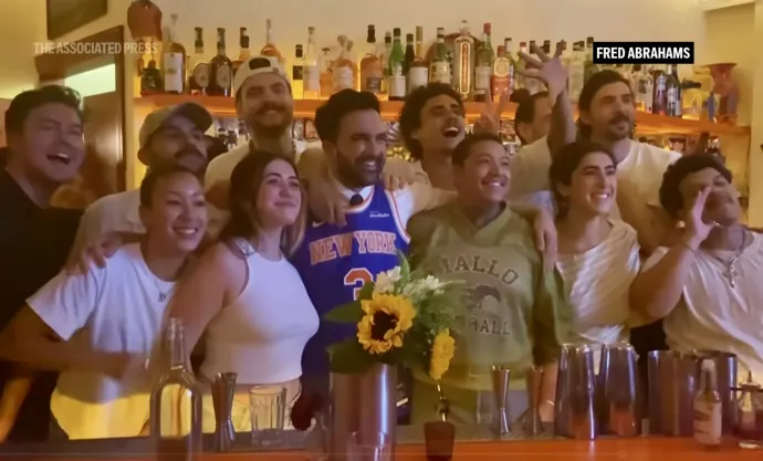 Zohran Mamdani New York-i polgármester ünneplő fiatalokkal egy Canal Street-i bárban – Fotó: AP (videórészlet)