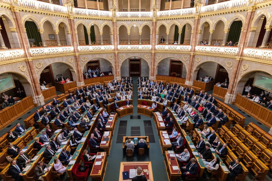 Orbán Viktor jövőjéről is szavaz ma a parlament