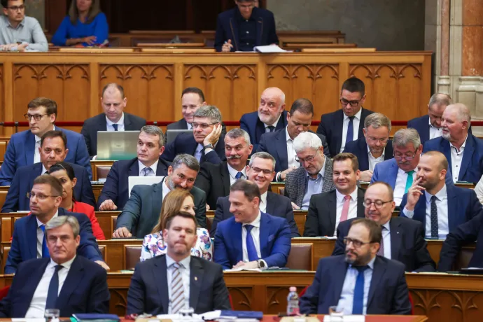 Reakció a fideszes padsorokbab – Fotó: Melegh Noémi Napsugár / Telex