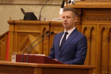 Magyar Péter nyilvánosságra hozza a parlamentben, mi volt a Fidesz terve a migrációs paktummal – élő közvetítés és elemzés