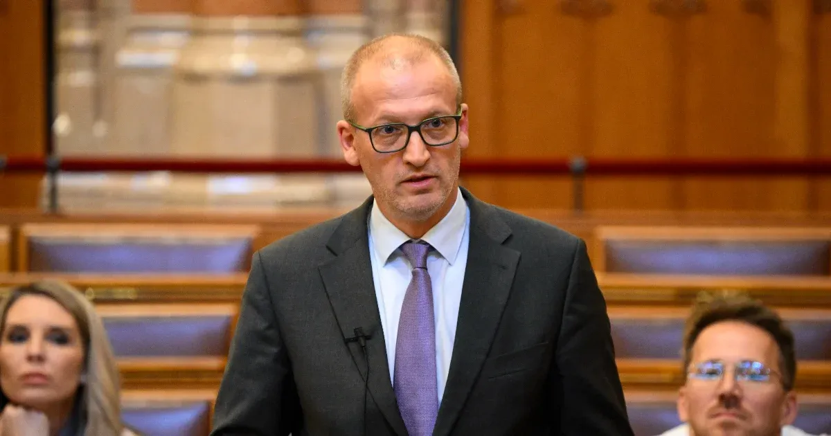 Tarr Zoltán visszavonja Hankó Balázs 400 milliós döntéseit.