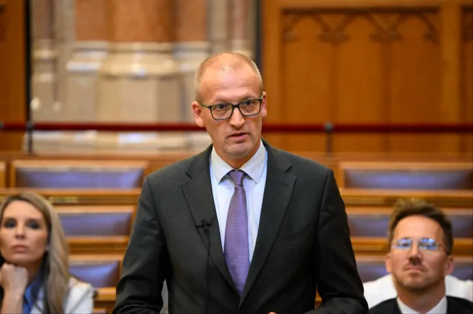 Tarr Zoltán visszavonja Hankó Balázs április 8-i döntéseit, melyekben közel 400 millió forintnyi NKA-támogatást osztott ki