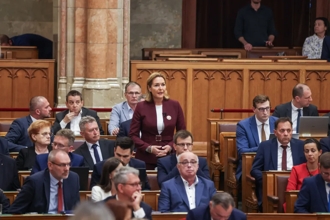 Marad a rezsicsökkentés? – kérdezte Vitályos Eszter Kapitány Istvántól, aztán elfogadta a miniszter válaszát