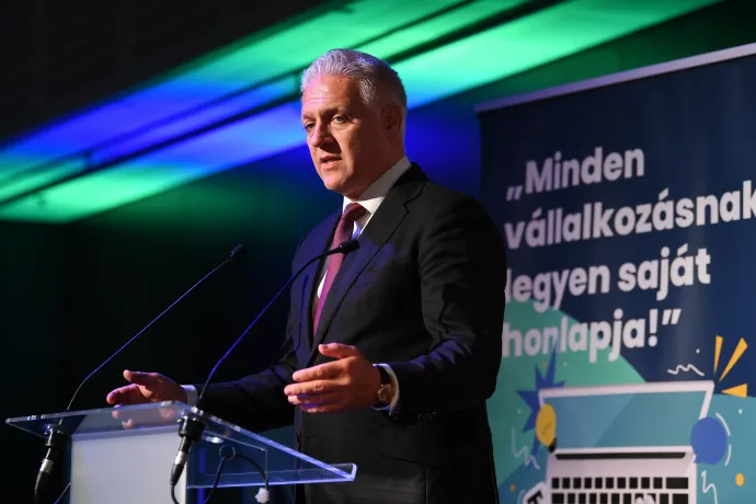 Szabados Richárd, a Nemzetgazdasági Minisztérium kis- és középvállalkozások fejlesztéséért és technológiáért felelős államtitkára beszédet mond a Neumann Technológiai Fesztiválon, egyben a Demján Sándor Program részét képező „Minden vállalkozásnak legyen saját honlapja!” elnevezésű pályázat záróeseményén, Budapesten, 2025. szeptember 25-én – Fotó: Kovács Attila / MTI